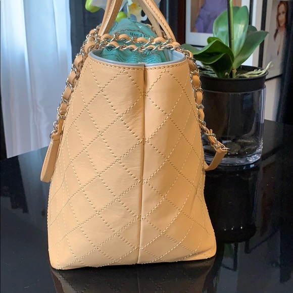 CHANEL Tote - Picture 5 of 15